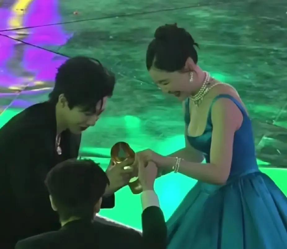 情商已死。当你还在背高情商话术时，金靖在颁奖礼哽咽自曝失败，弹幕刷爆了“心疼”。