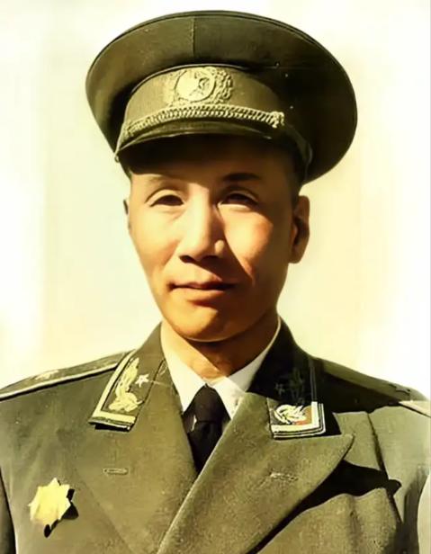 1941年，国军团长准备投奔新四军，谁知夜里却被暗杀，被捅了3刀却没死。杀手走后
