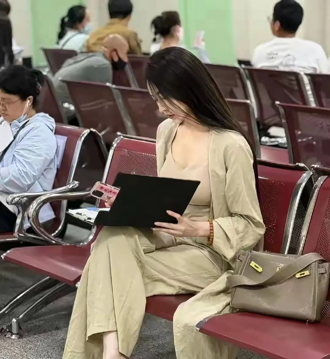 在车站遇见一个女神，怎么能要到联系方式？在线等！
