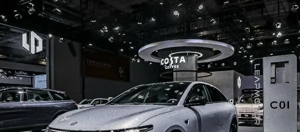 2025年年轻人买车新口诀，这样选不纠结：1、要面子：买小米Su72