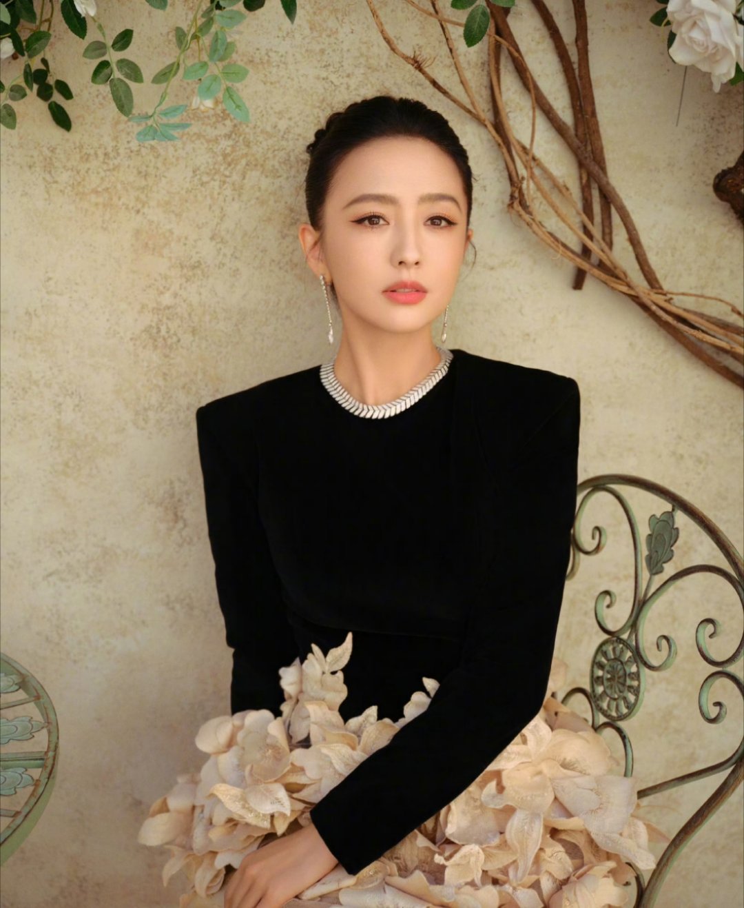 佟丽娅你美！下身裙和边上的花很搭哦，妆容也很精致！！