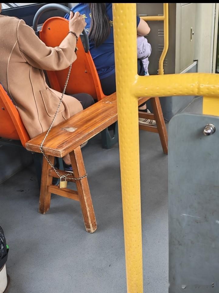 为啥绑着板凳？坐公交遇到个大妈上车，绑着板凳，一开始没注意，公交车师傅问她有没