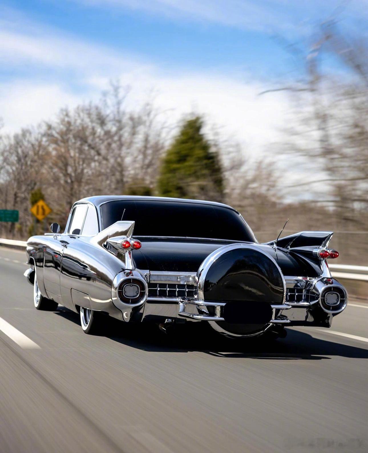 1959年的凯迪拉克帝威DeVille，借鉴了飞机、火箭等航空器的设计风格，流线