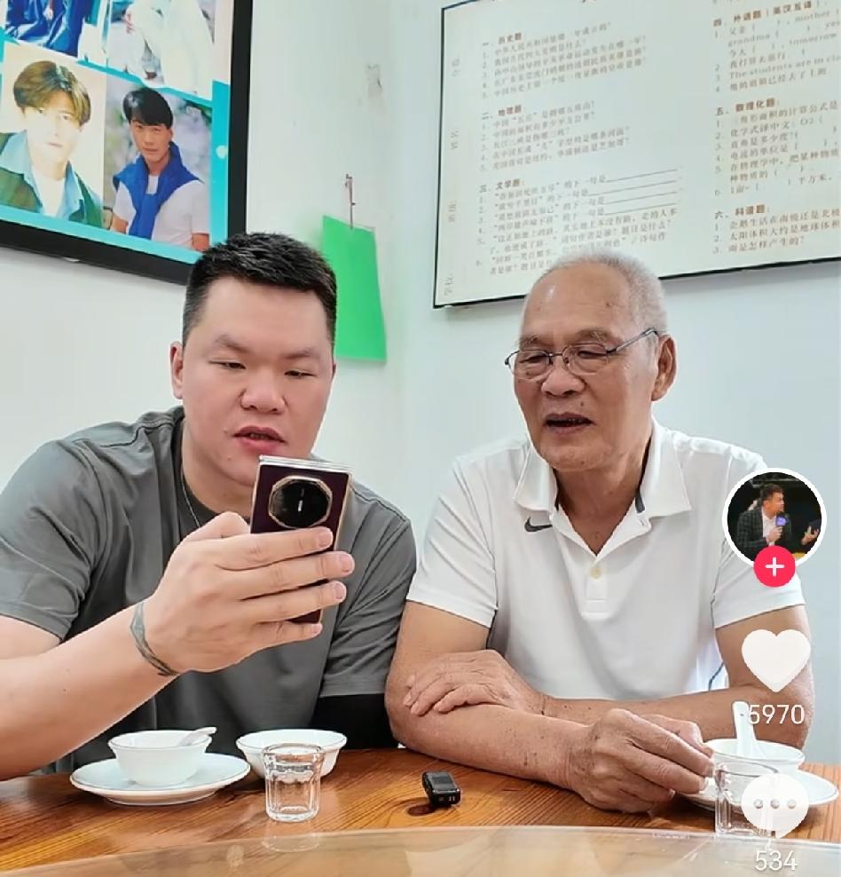 朱芳雨在官宣后带着老父亲一起到广东东莞，他先带着爸爸去了广东宏远俱乐部和球馆，让