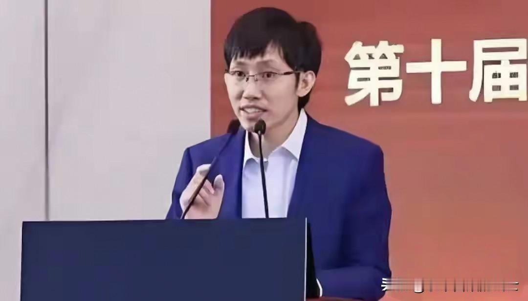 今年梁文锋靠着幻方量化炒股神器已累计获利350亿元了。他管理着376只私募基