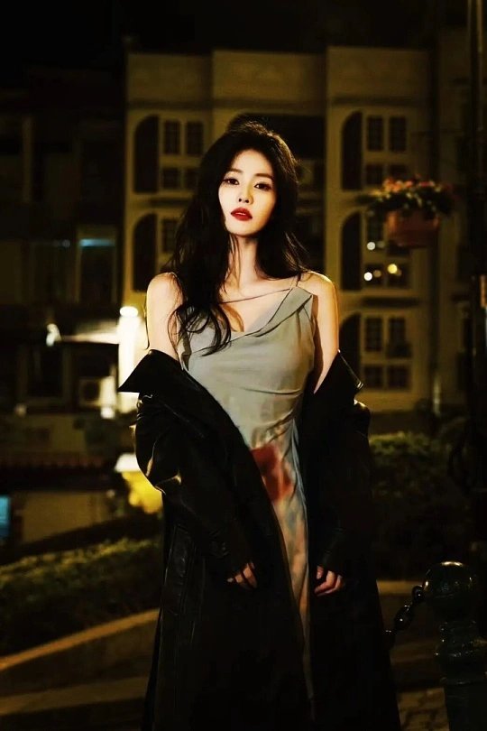 白鹿王韵娜开机照亦舒笔下最凛冽的女主王韵娜终于有具象模样！开机照里白鹿沉静克制的