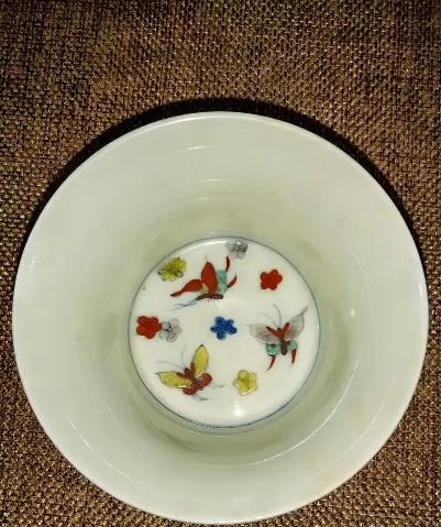 1979年春天，山西侯马崖口村的菜地里，张兰芝的锄头突然碰到个硬东西。泥土下