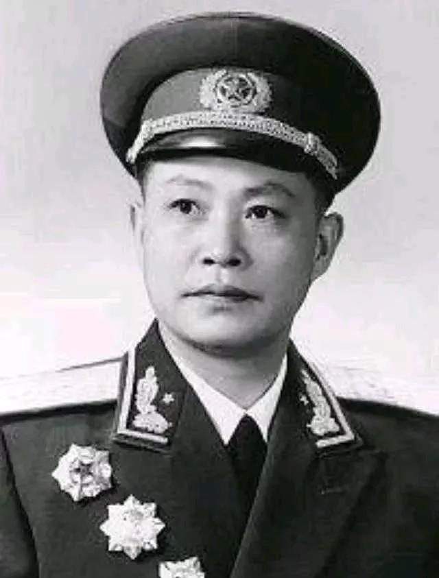 1938年，黄新廷带队伏击日军，眼看日军就要进入伏击圈时，忽然有人开了一枪，黄新