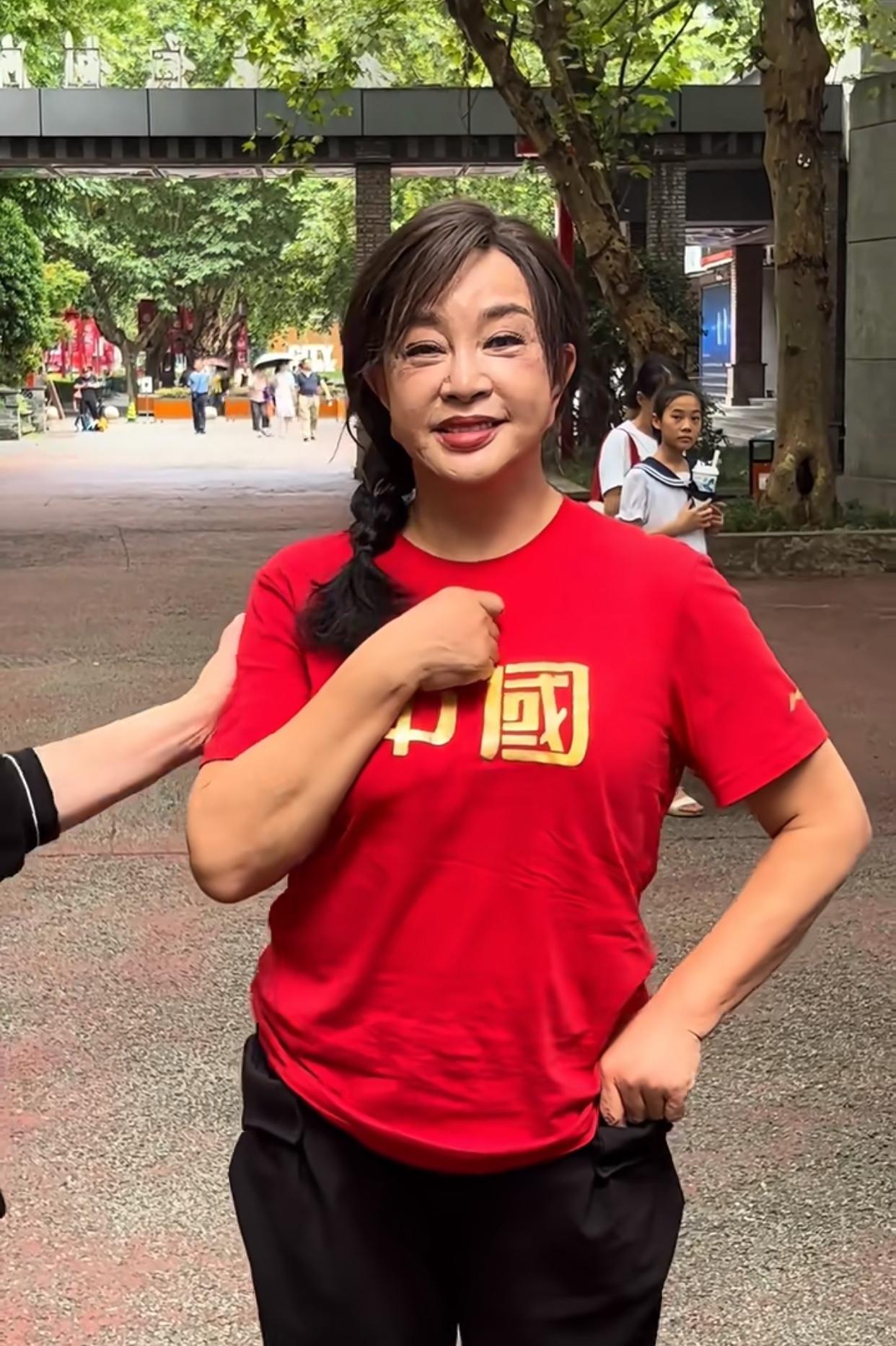 她戴假发吗？刘晓庆75岁这发量相当可以，好多人问她的脸怎么了有的地方光滑鬓角