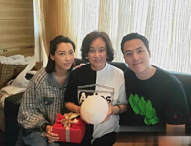 女人嫁入豪门深似海吗？齐娇和赌王的儿子何猷启结婚才三年还生了2个孩子，最终两人还