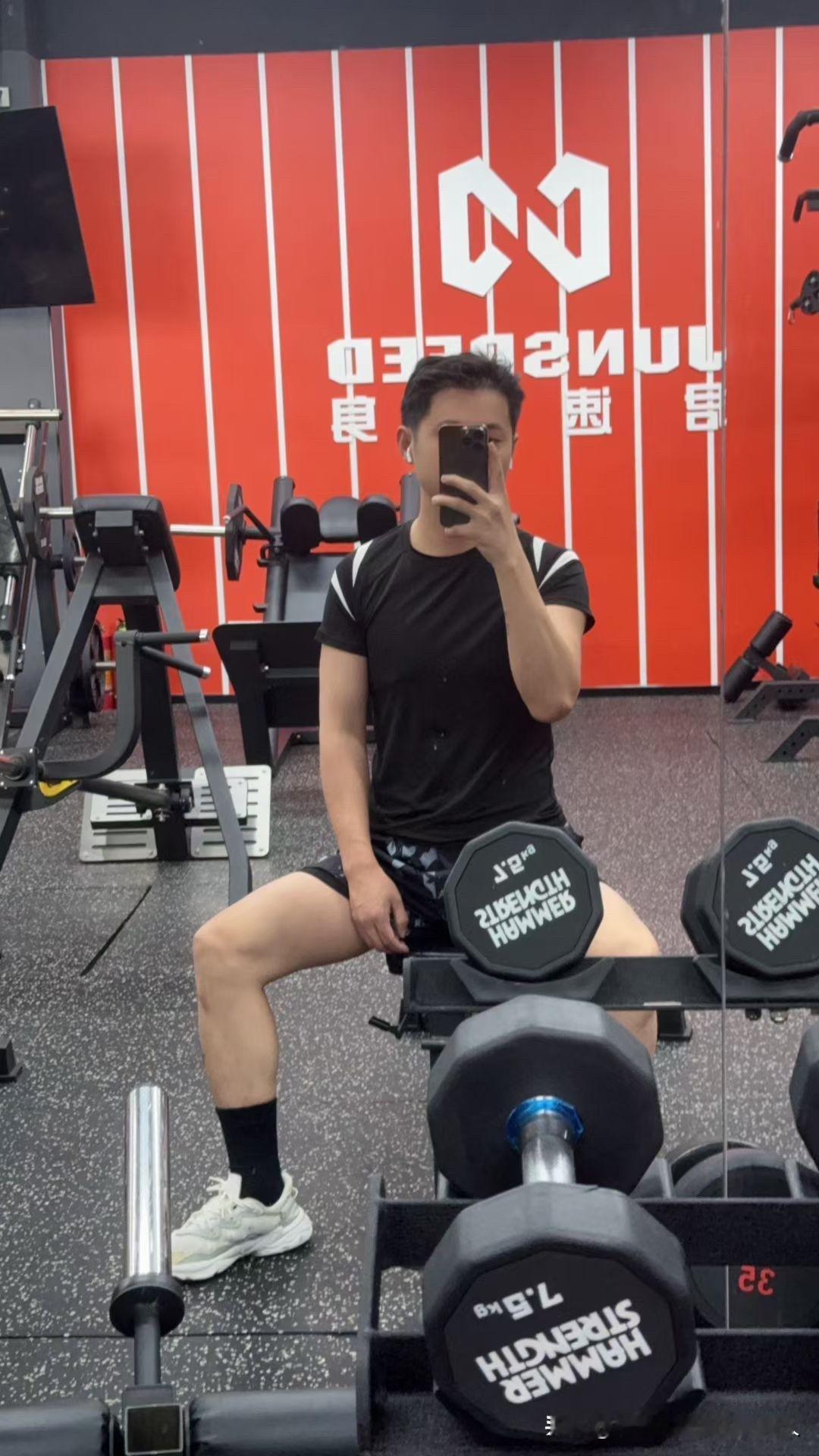 我是嫁了个什么家庭。老公一家三人各自的爱好，是深入骨髓的，是宁愿不吃饭也戒不了爱