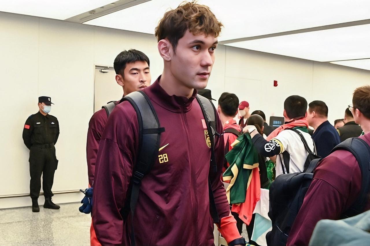 必须给拜合拉木狠狠点个赞！这才是国足该有的样子，他绝对是场上唯一敢果断铲球的球员