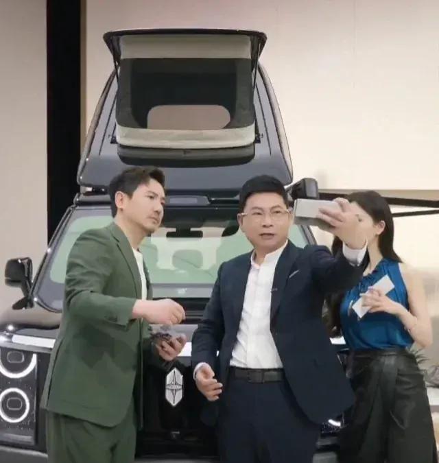 8.22余承东晒机：Mate新旗舰真机出镜大家好呀，余承东在8月份2