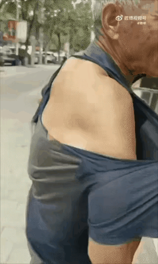 河南街头这一幕看笑了也看哭了，俩女儿当街撕烂父亲衣服，评论区却一片叫好。老