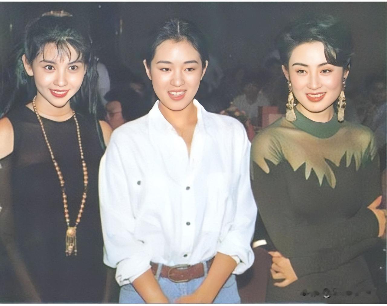 这照片是邱淑贞与巩俐和张敏上世纪90年代在一次活动时拍的，彼时她们还很年轻，三人