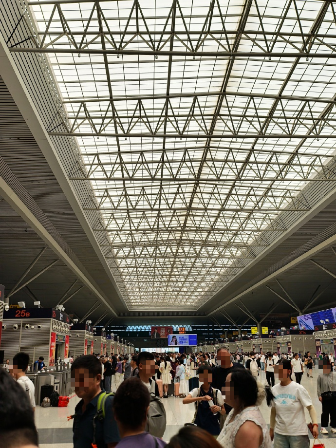 高铁站候车厅像蒸笼, 不该让旅客年年受煎熬