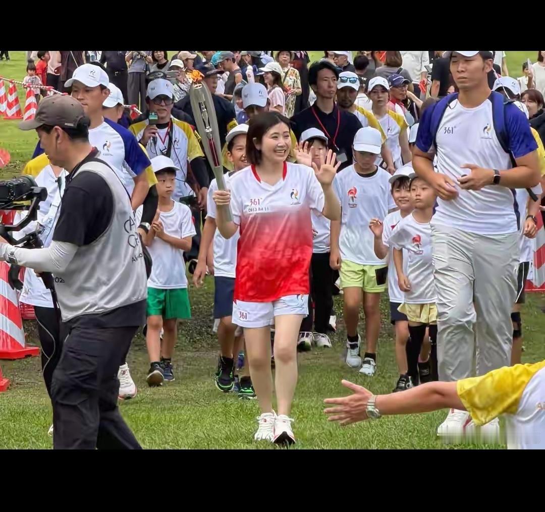 她要是在国内应该就属于劣迹明星了吧！没想到人家在日本还能传递火炬呢，本来第一段