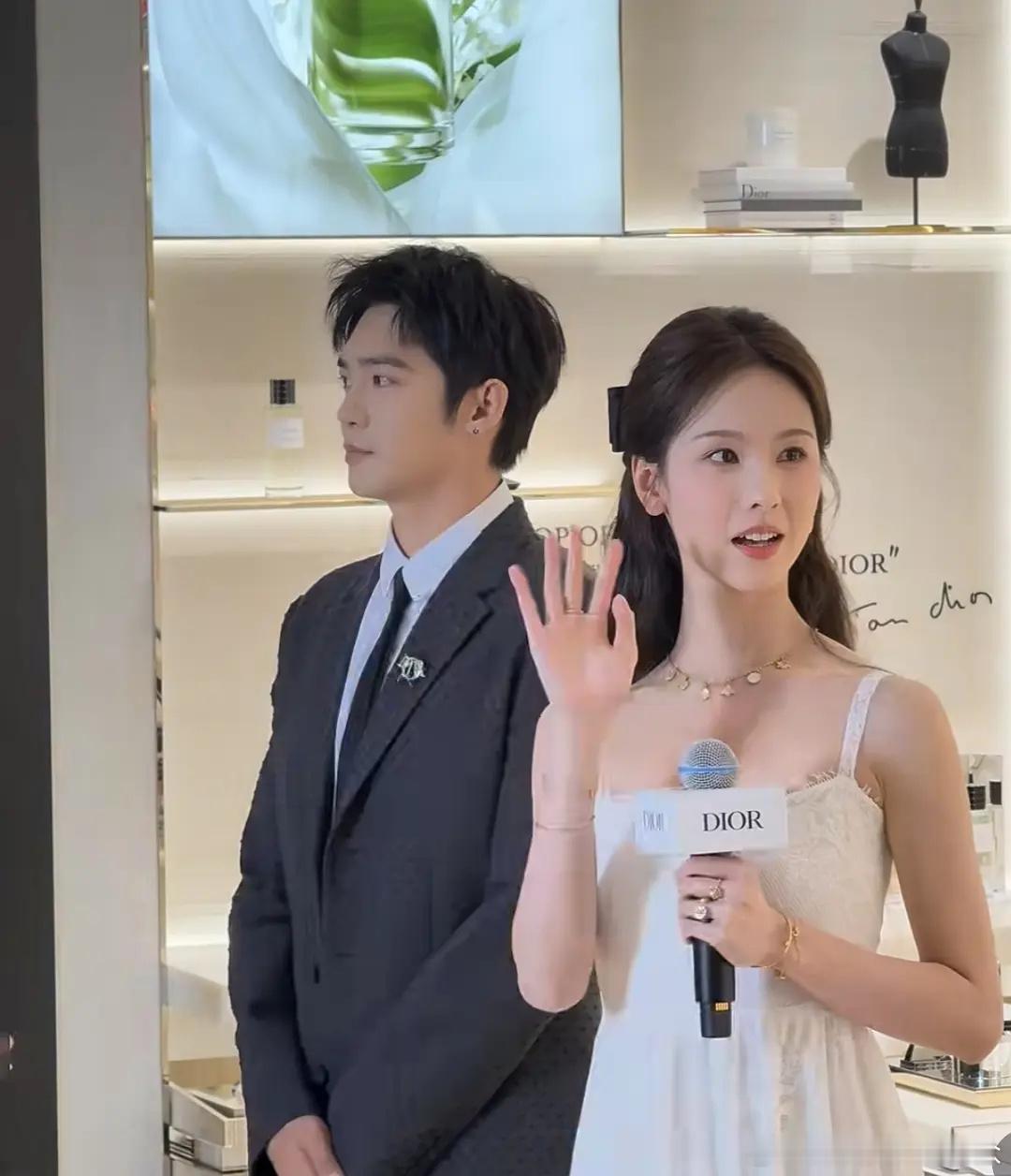 于适和陈都灵同框了，这么一看于适很高啊，嘟嘟168还穿那么高高跟鞋​​​