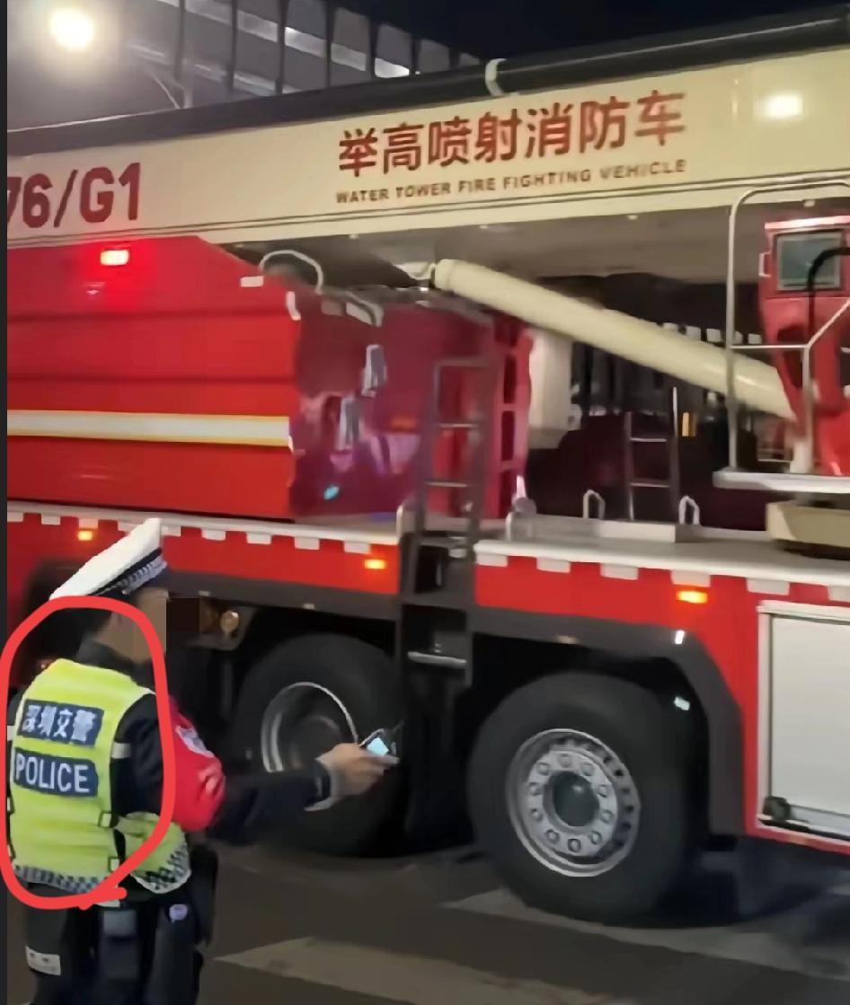 香港这场大火里，最戳心的莫过于深圳消防的“默默待命”！不是贸然驰援，而是在莲