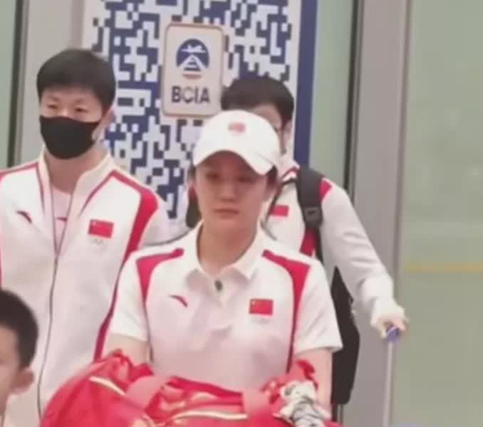 去年巴黎奥运结束后陈梦回国落地北京机场，去接机的粉丝很多，运动员们都戴口罩。就陈