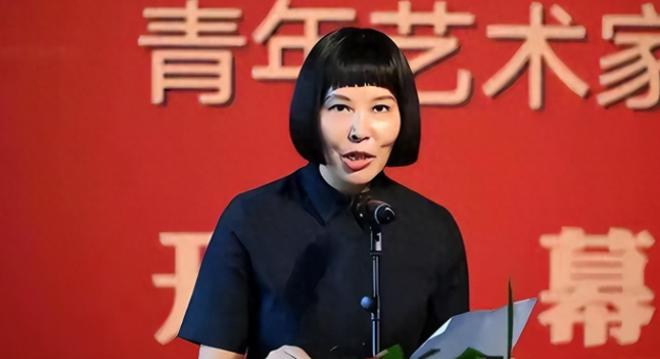 清华美院丁教授这事儿，闹大了不止一点。声明没等来声援，先等来了约谈。紧接着处理结