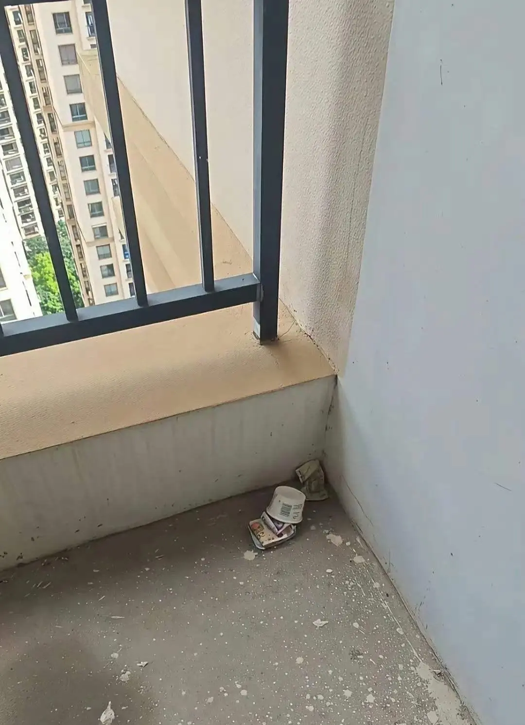 在医院楼梯间看到的，不敢捡