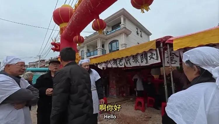 迷路误闯喜丧！美国博主被湖南村民暖哭，这才是真实的中国近日，两名美国ico