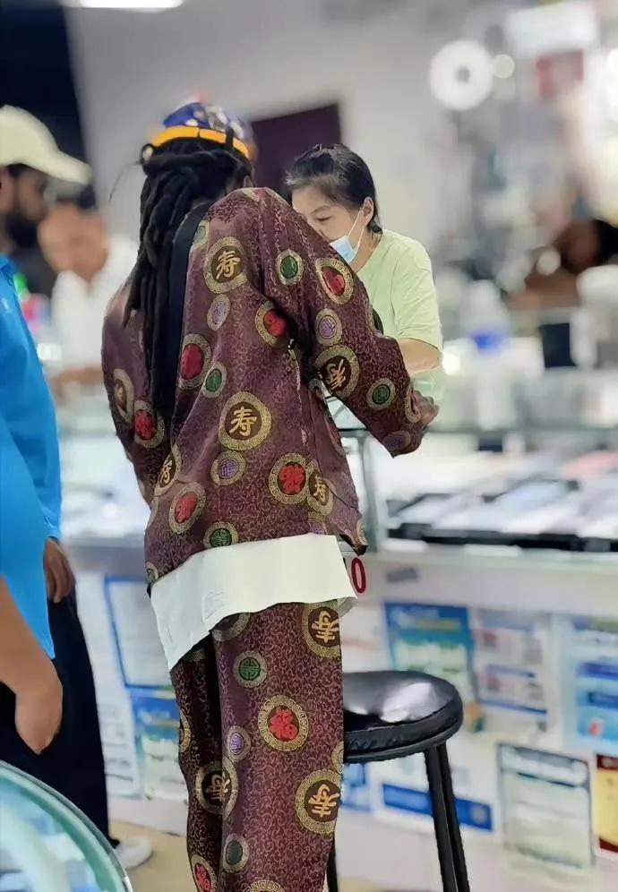 笑麻了谁教这老外这么穿衣服的？