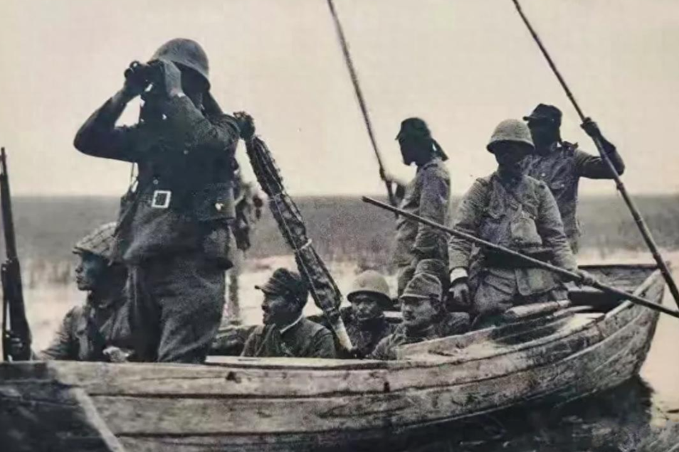 1944年，游击队因叛徒告密，躲进芦苇荡里啃了一个月芦苇，出来后却看到一名吃得白