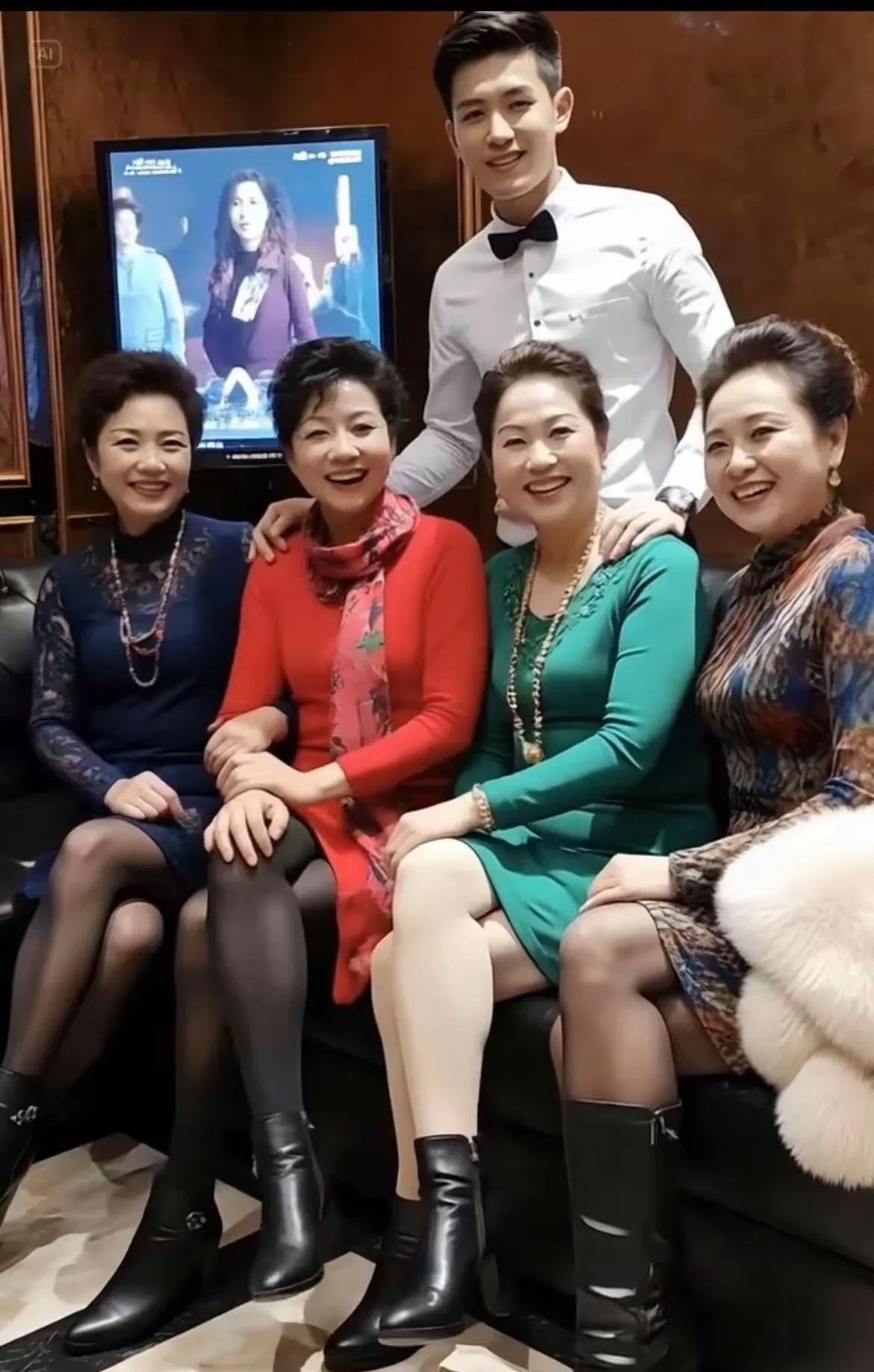 富婆们长这样！发现没有？她们脸庞都带有喜庆之色没有一点苦相。她们天生具有