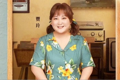 一次，贾玲去拍一个真人秀节目。记者劈头盖脸地问：“姐，听说你妈去世了，你难受吗？