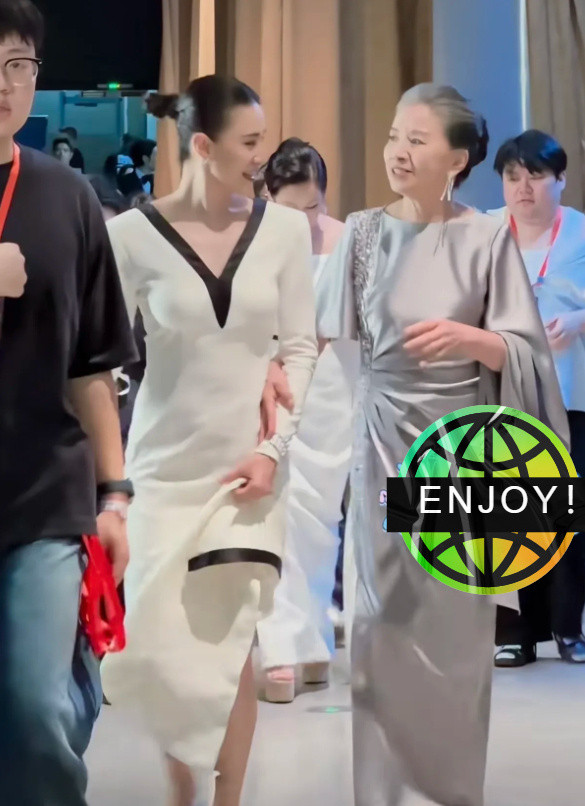 金鹰奖后台这段花絮真的太有意思，宋佳的状态主打一个松弛自在。候场的时候她压根没穿