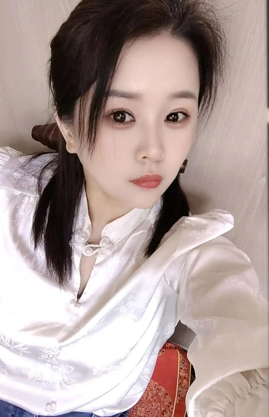 优雅白衬衫，简约而不失气质，搭配红色靠垫，尽显时尚与舒适。轻奢减龄白衬衫棕色衬