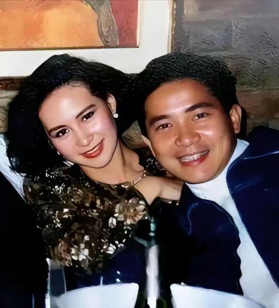 直到陈百强的母亲姚玉梅去世，家里人才在整理她的遗物时，发现了一沓厚厚的汇丰银行汇