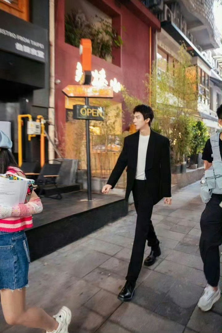 今天初九了。明天小贝来了！激动的心砰砰砰跳！刘宇宁玫瑰丛生|刘宇宁摩登兄弟