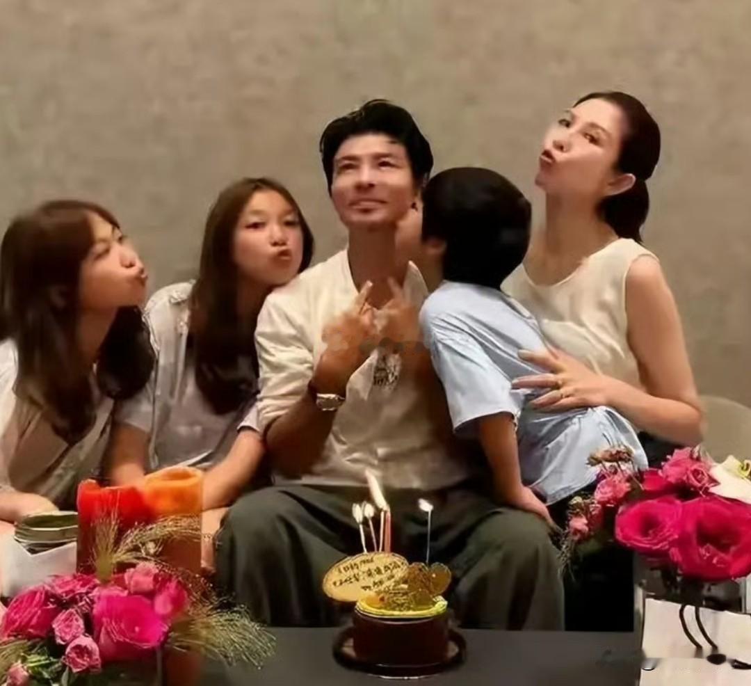 蔡少芬全家福照，两个女儿成了最大的亮点，已是亭亭玉立美丽动人