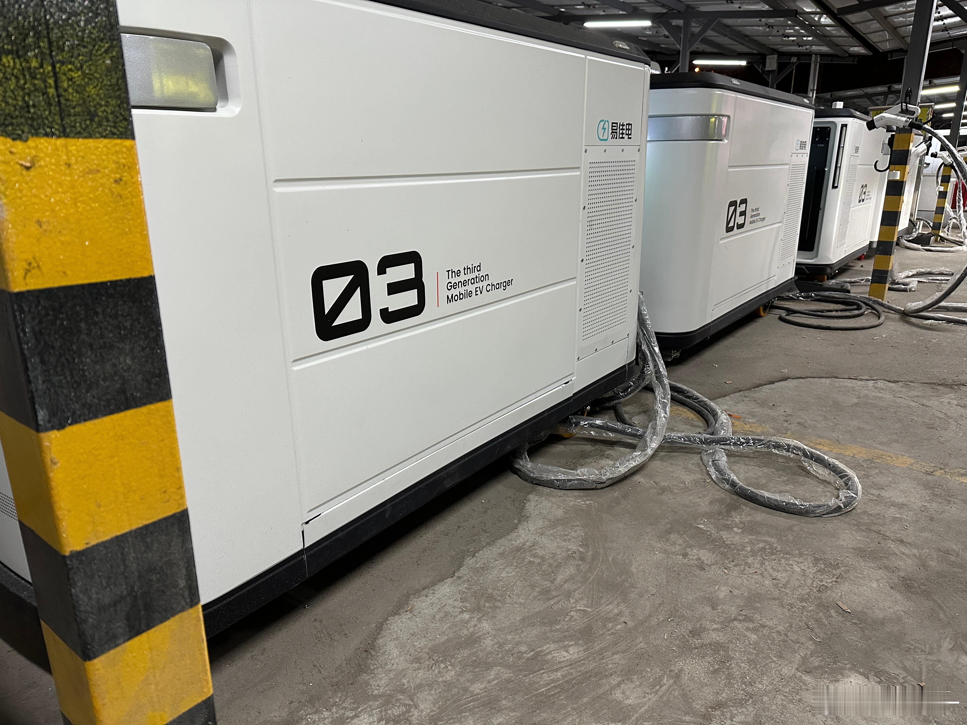 国轩高科第三代移动充电桩，约200度容量，120kw快充。高速服务区节假日充电调