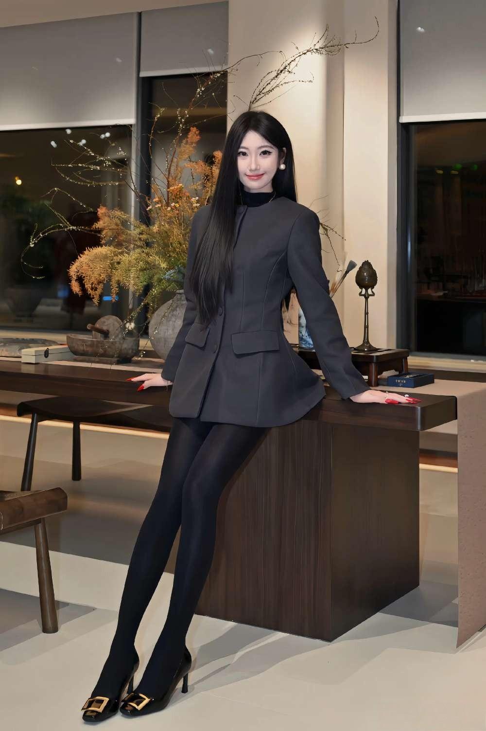 这套是“干练高级的轻熟御姐风”穿搭，灰黑廓形西装适配轻奢室内场景，气场与质感兼具