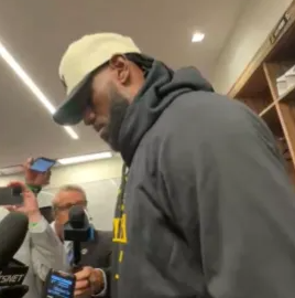 NBA常规赛，湖人129-101战胜勇士。赛后，勒布朗-詹姆斯接受了采访，谈到了