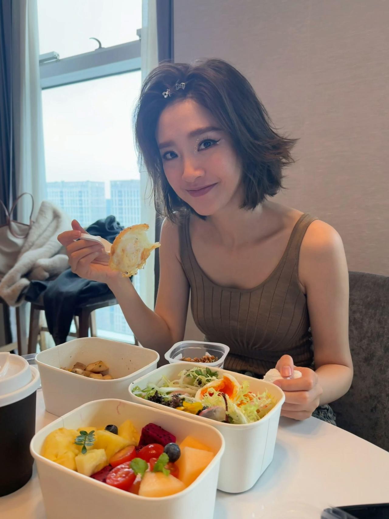 唐艺昕自曝生子后爆发严重皮肤病，皮肤有厚厚的突起，无法明确病因，连化妆都无法遮掩