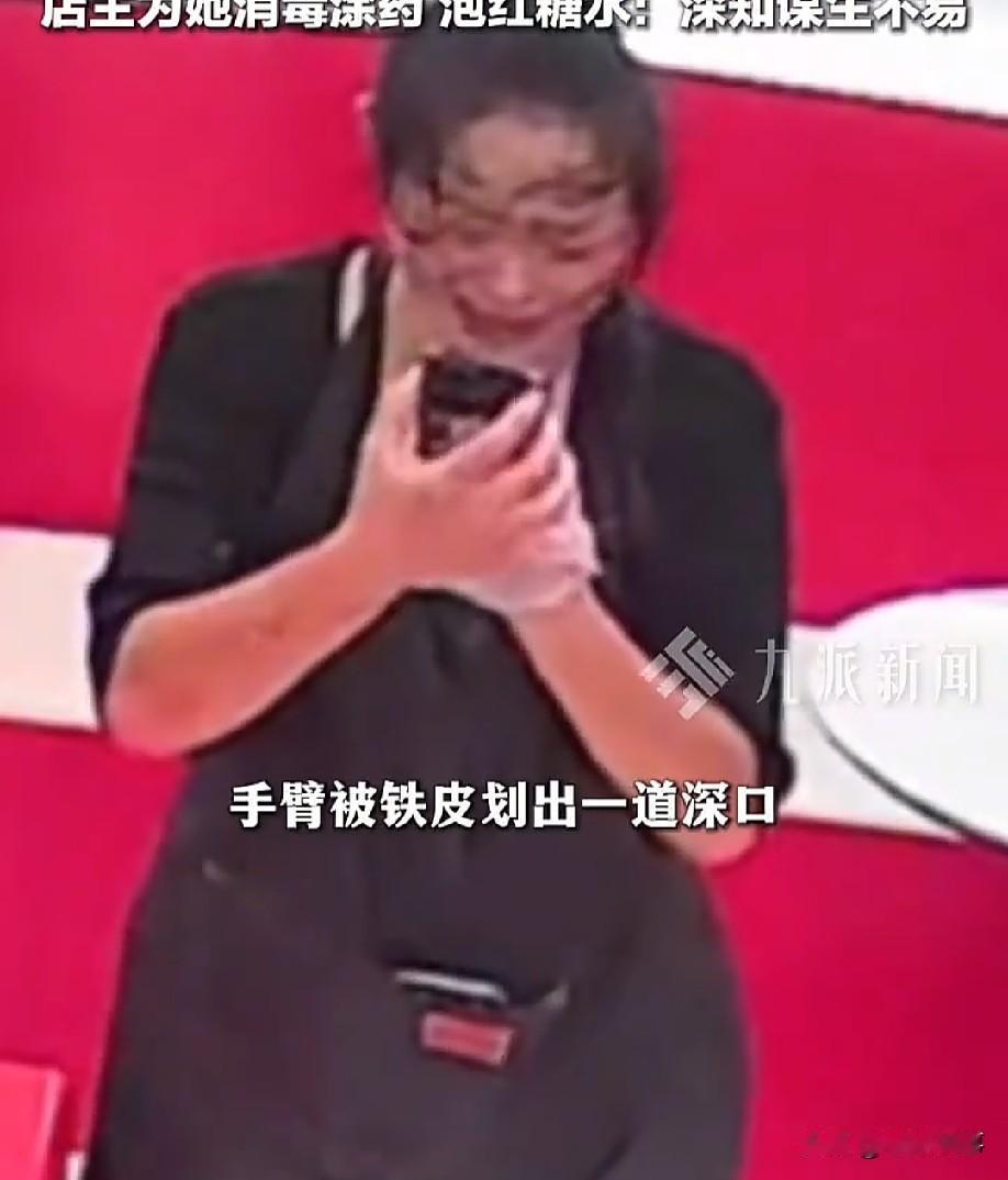 山东潍坊，女子肉夹馍摊被大风吹倒，铁片划伤女子的手臂，当天挣的200块钱也被大风