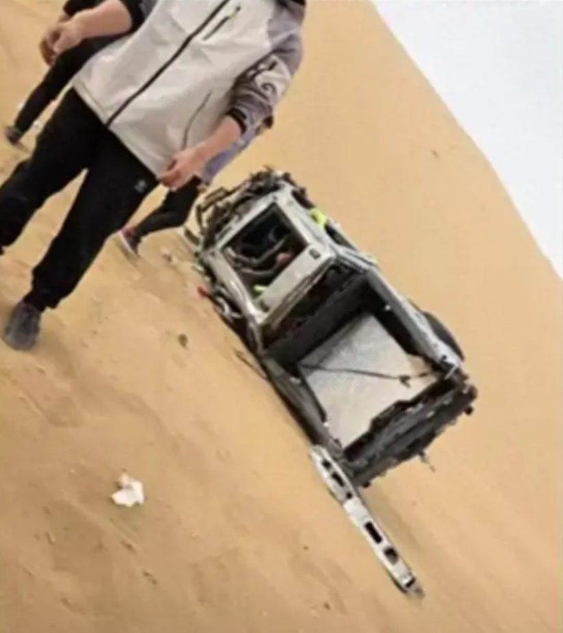 “太惨了”近日，四个男人一起去内蒙古巴丹吉林沙漠，结果遭遇猛禽翻车，车上四人，三