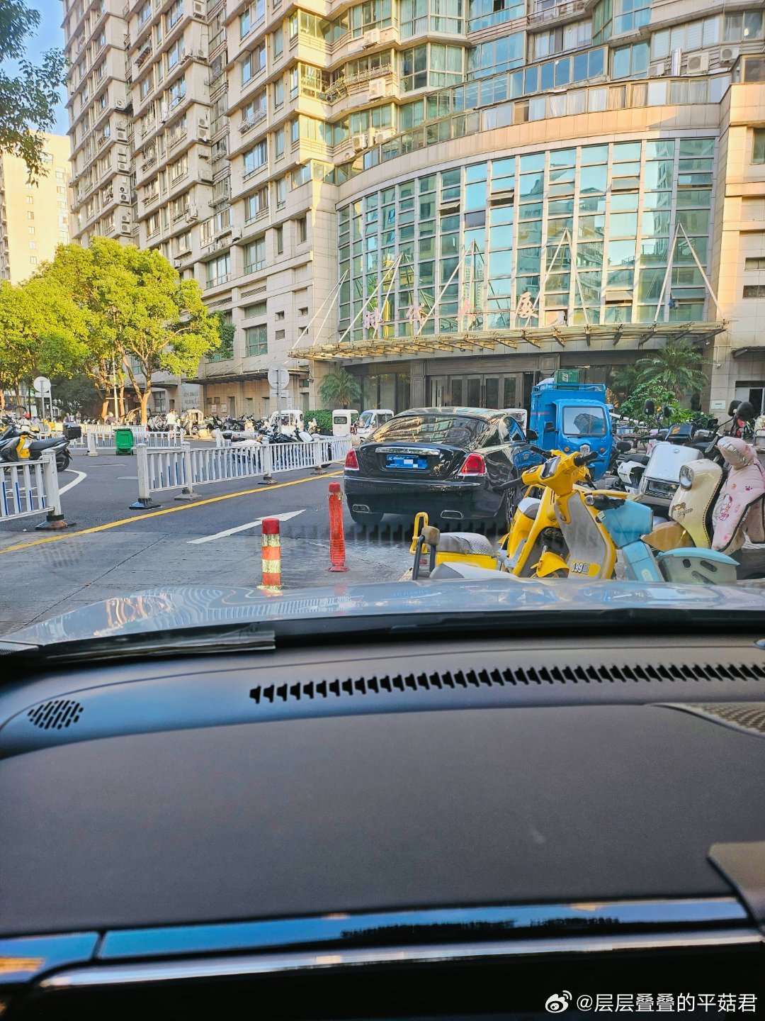开个劳斯莱斯每天停路边跟我们抢车位，什么想法​