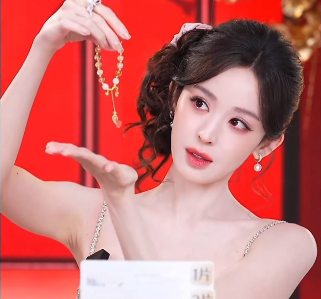 娜扎的品牌直播，被美一激灵！！美女祝你发发发