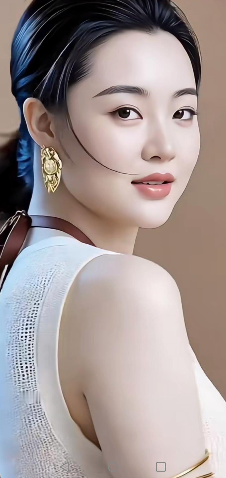 优雅气质，金饰闪耀，白裙飘逸，完美侧颜。