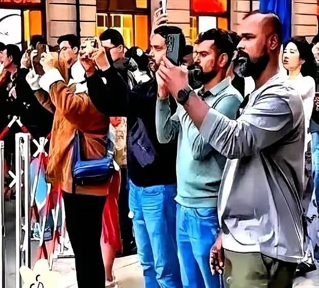 小红书上出现一个热帖,楼主是一位在广州做导游的东北姑娘,她发现一件奇怪事:不少印