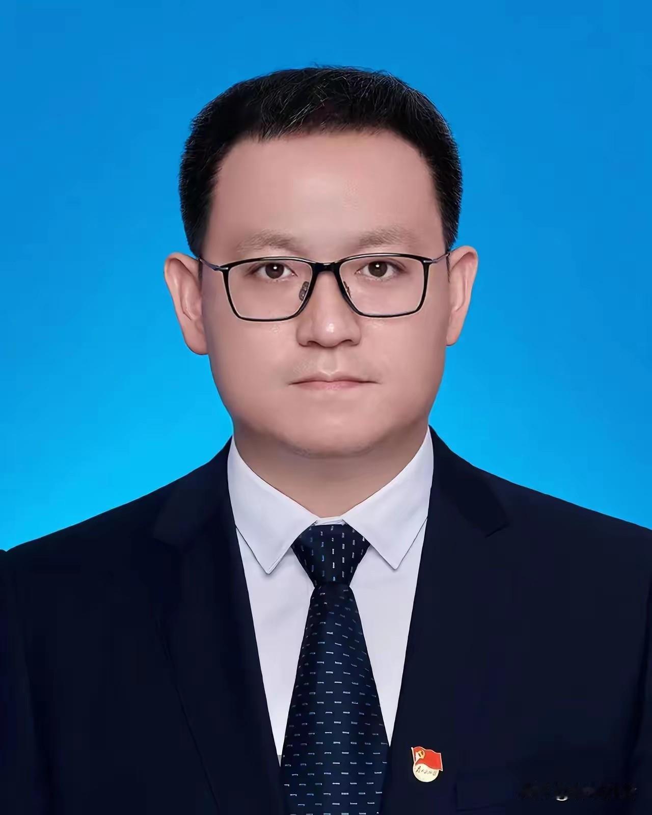 清华大学工科硕士毕业，学历高，有能力，35岁就当了代县长，36岁当上县委书记，他