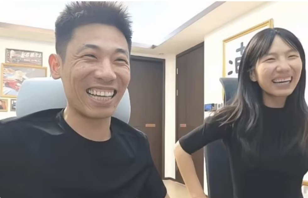 旭旭宝宝和旭旭妹妹一起直播，两人长得一样，手机解锁差点成功