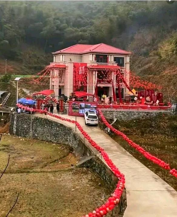 在方圆几十里无人家的深山里，建造这么豪华的别墅，又办这么大场面的婚礼，这户人家一