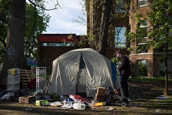 45万年薪的美国程序员，失业半年后流浪街头。最近，类似讨论让“美国斩杀线”这个词